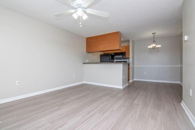 Building Photo - 302 Lake Parsons Green
