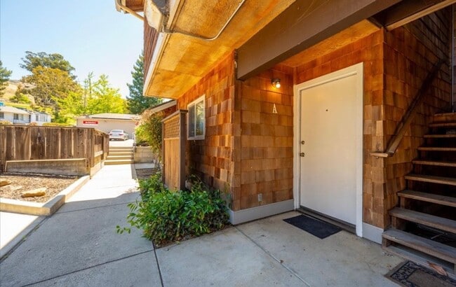 Building Photo - Charming Studio