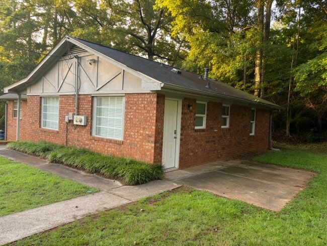 Building Photo - 1123 White Oak Dr