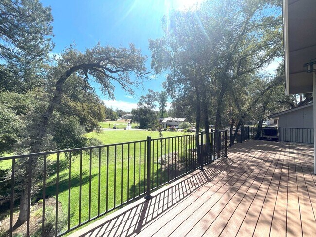 Building Photo - Beautiful 3 bedroom, 3 bath home in Lake W...