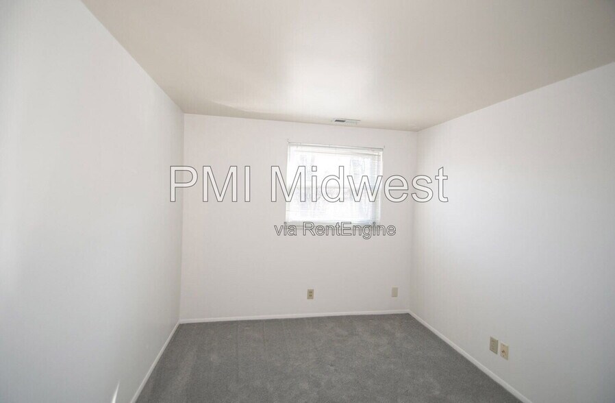 Building Photo - 8636 E Edgewood Ave