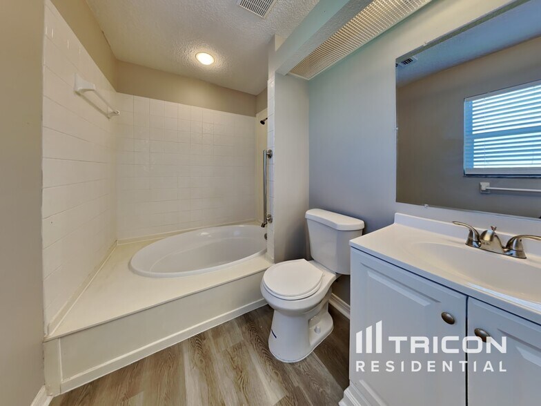 Building Photo - 528 Little Lake Ct
