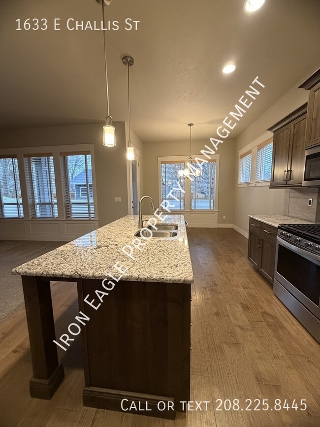 Building Photo - 1633 E Challis St