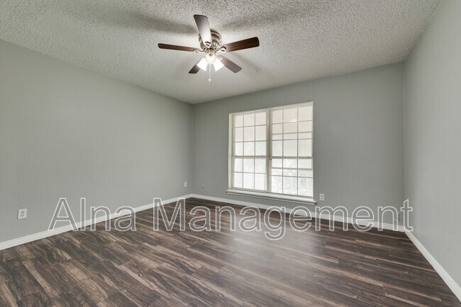 Building Photo - 743 Kings Ln