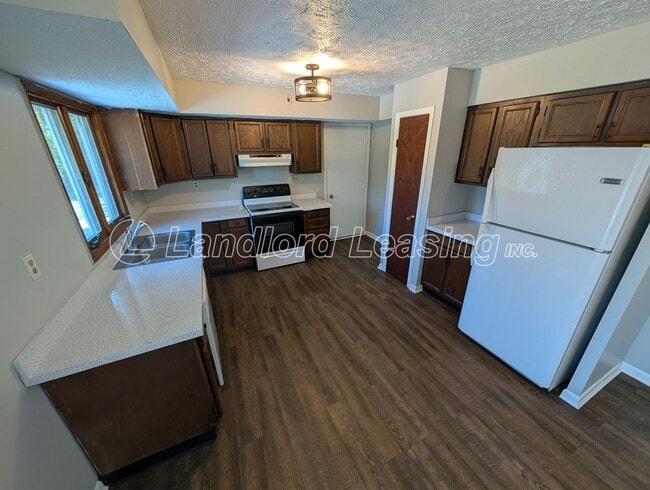 Building Photo - Spacious 4-Bedroom Home with Scenic Views ...