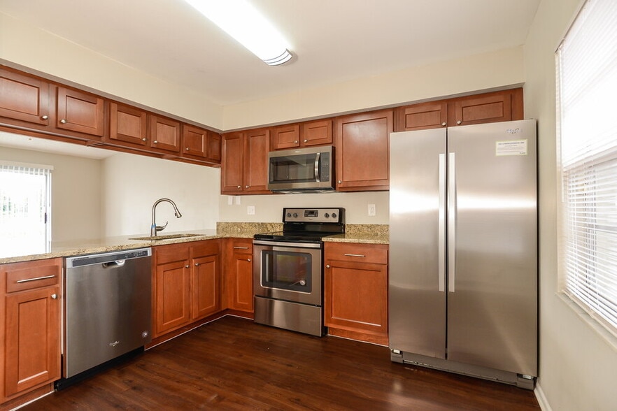 Building Photo - 4906 Hi Vista Cir