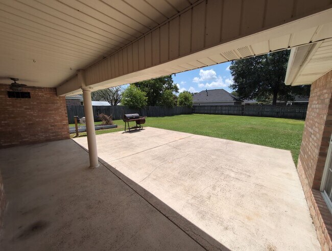 Building Photo - 7647 Rosewood Dr