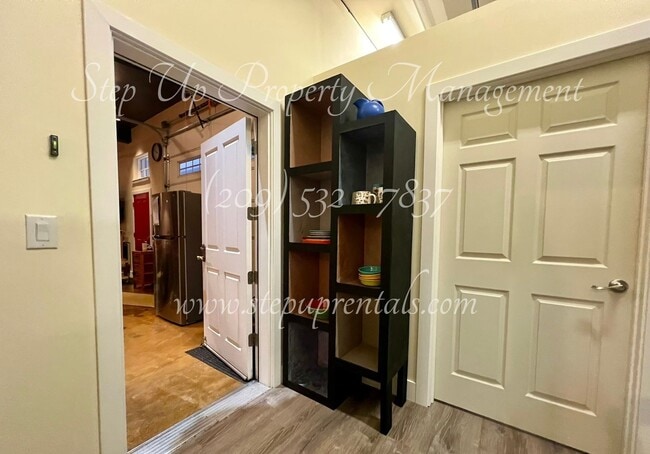 Building Photo - Fully Furnished 1 Bedroom Apartment w/ All Utilities Included!