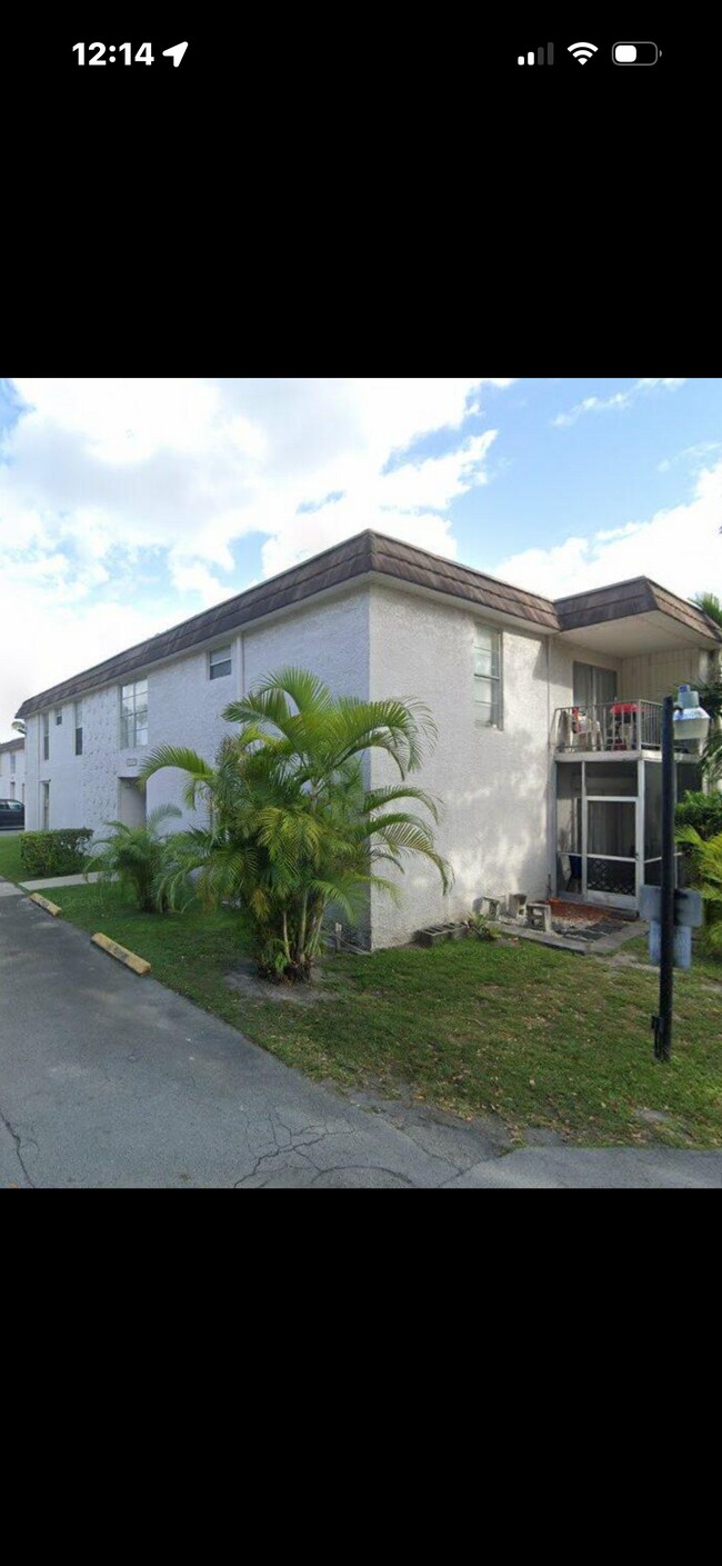 Building Photo - 10397 N Kendall Dr