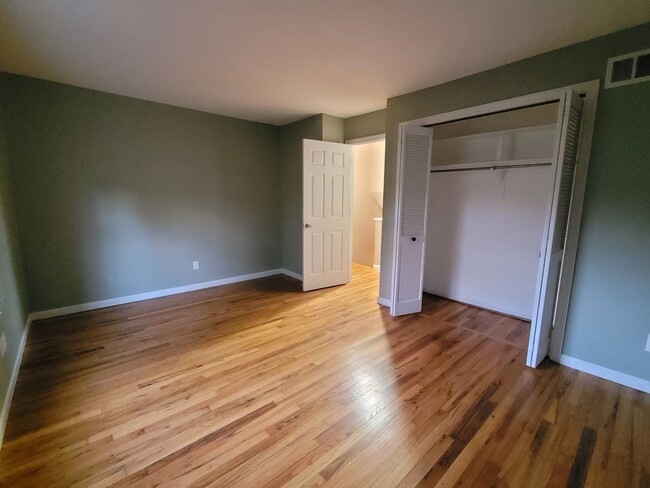 Building Photo - 2 Bedroom Condo - Most Utilities Included!