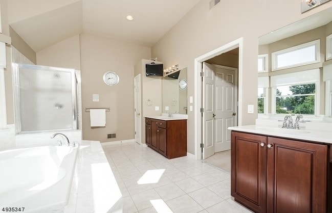 Building Photo - 43 Rosewood Ct