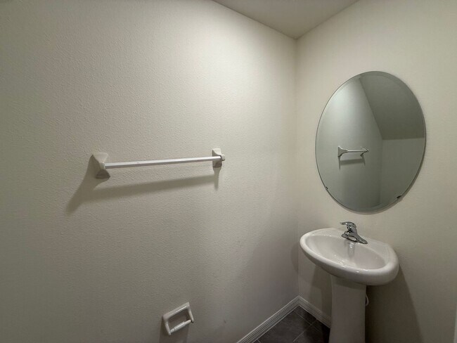 Building Photo - Newly built 3 bedroom home in a quiet Cul-...