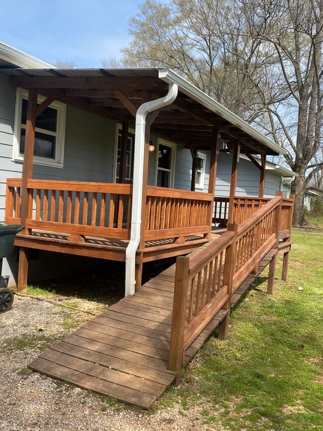 Building Photo - 3 Bed 1.5 Bath Cozy Country Home! - Muscle...