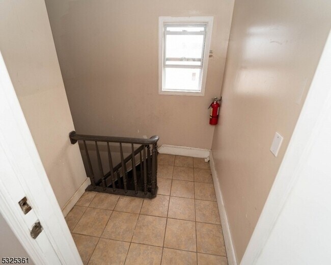 Building Photo - 331 Straight St