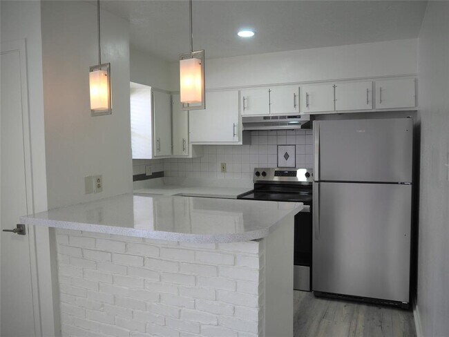 Building Photo - 4910 Saxon Dr