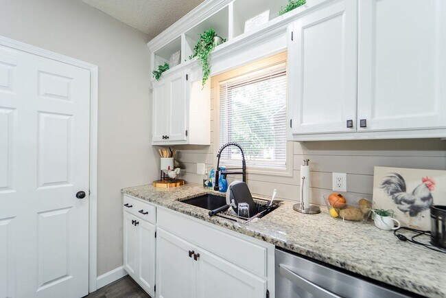 Building Photo - Charming 4 bedroom, 3 bathroom with lots of outdoor living space.