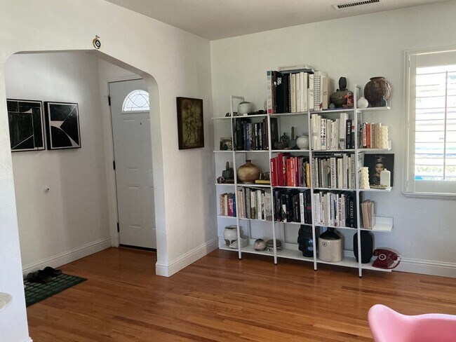 Building Photo - Charming 2 Bedroom Home with Studio/Office...