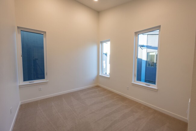 Building Photo - Riverside Townhomes - Waterfront Living in...