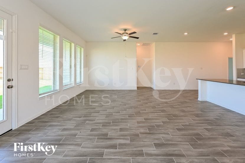 Building Photo - 14907 Lake Shore Ave