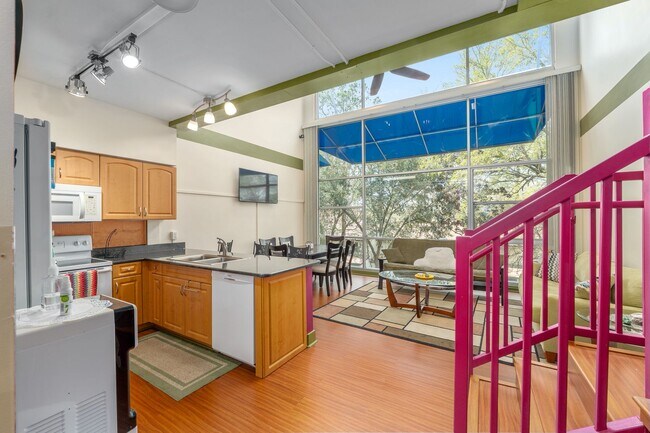 Building Photo - 2515 SW 35th Pl