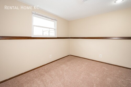 Building Photo - Roomy duplex w/ Finished Lower Level + Fen...