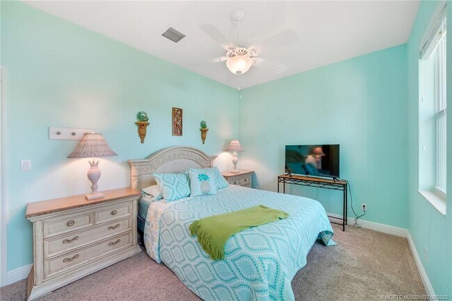 Building Photo - 521 NE Abaca Way