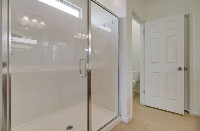 Building Photo - 1106 E Regent Dr