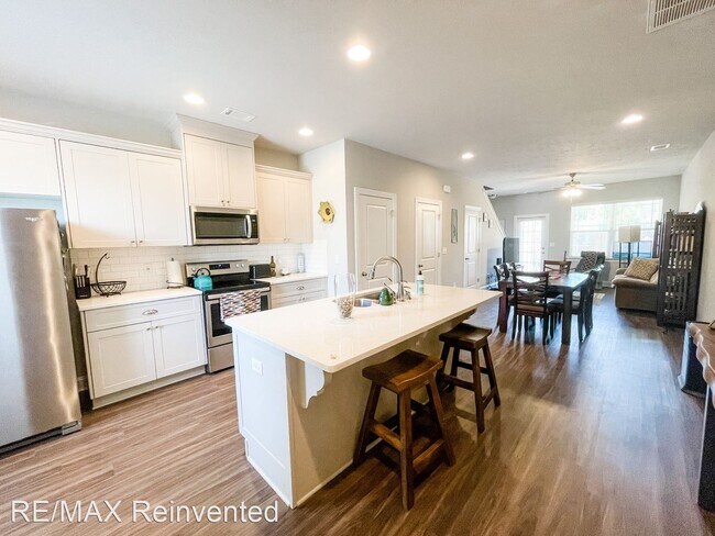 Building Photo - 2 br, 2.5 bath House - 692 Red Cedar Court