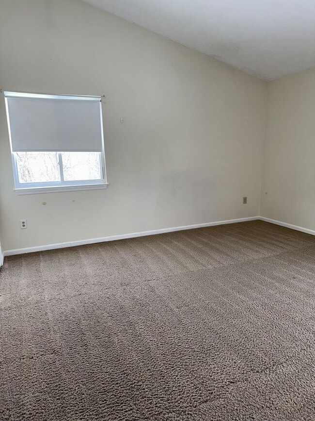Building Photo - Spacious Two Bedroom Condo