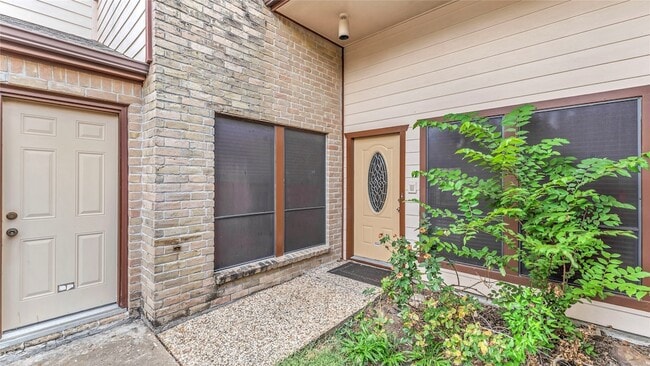 Building Photo - 10919 Paulwood Dr