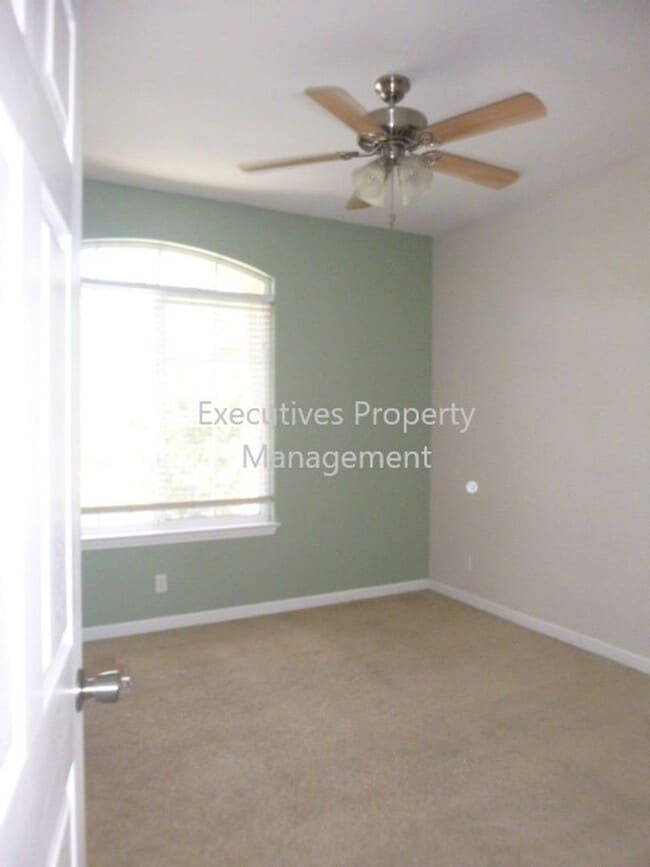 Building Photo - 717 Round Hill Dr