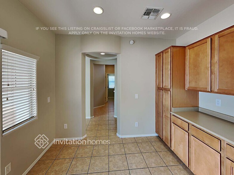 Building Photo - 4610 E Laurel Ct