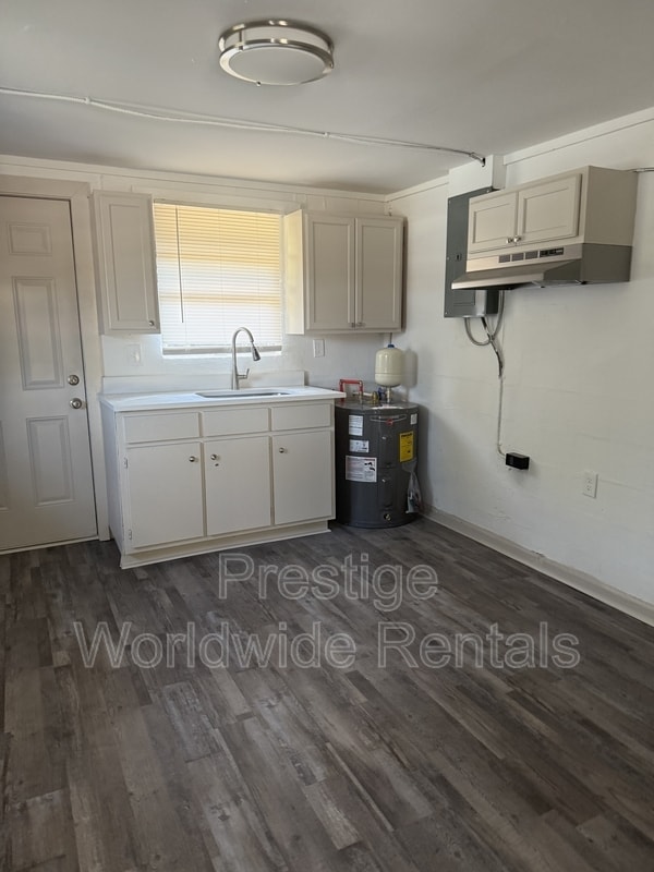 Building Photo - 108 Moore St