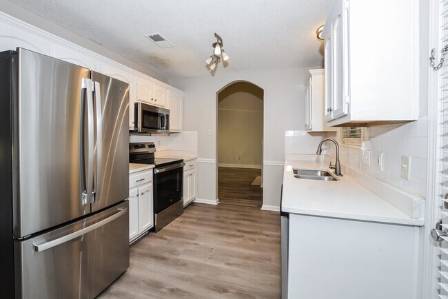 Building Photo - 6164 Kingsview Dr