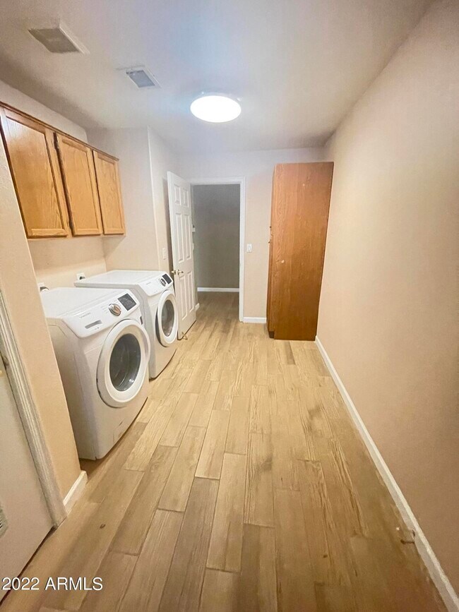 Building Photo - 658 N Poplar Ct