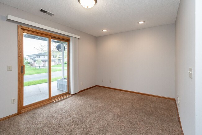 Building Photo - Lovely 3 Bedroom 2 Bath Townhome in Apple ...