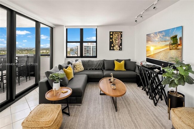 Building Photo - 2555 Collins Ave