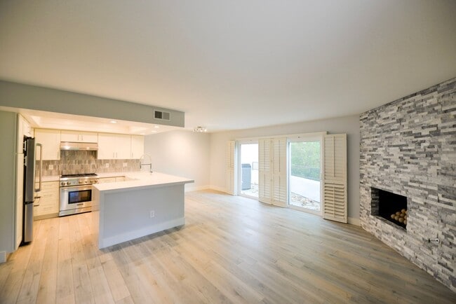 Building Photo - Fully Remodeled unit in the beautiful gate...