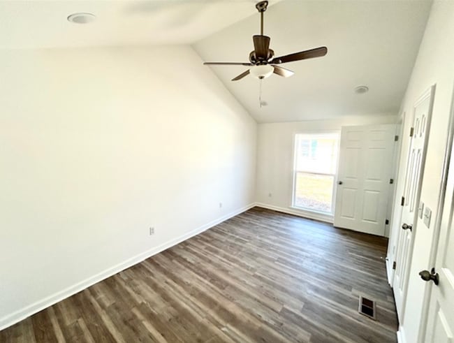 Building Photo - Gorgeous Remodel in Guntersville!