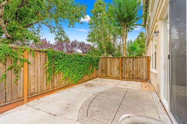 Building Photo - Modern 4 Bed Home with Office, AC, Garage,...