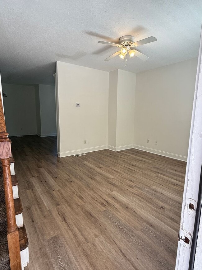 Building Photo - Spacious Two Bedroom Home
