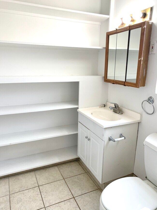 Building Photo - 218 Edith Ave S