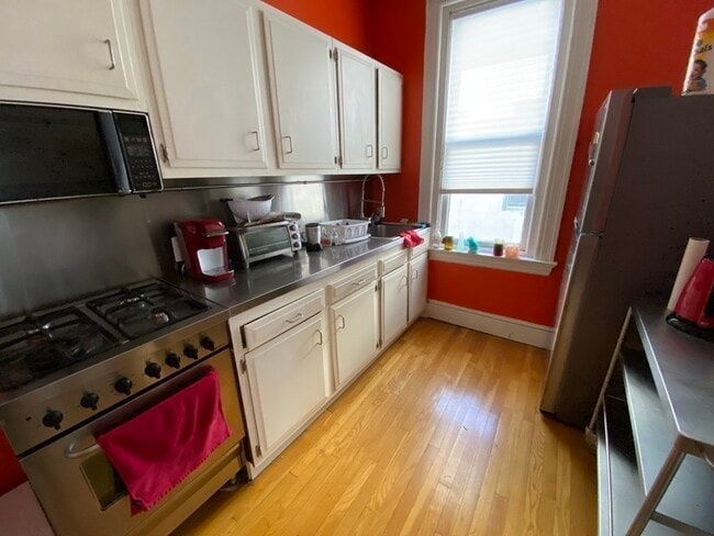 Building Photo - 1060 Beacon St