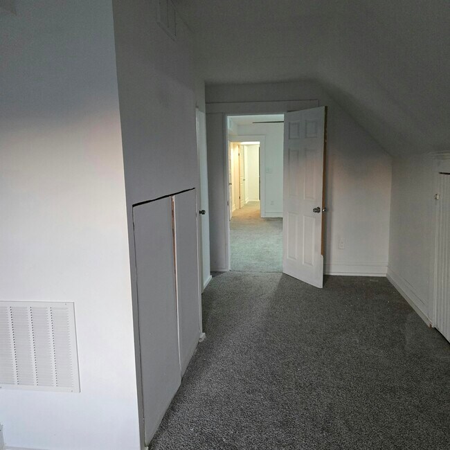Building Photo - 1443 W 85th St