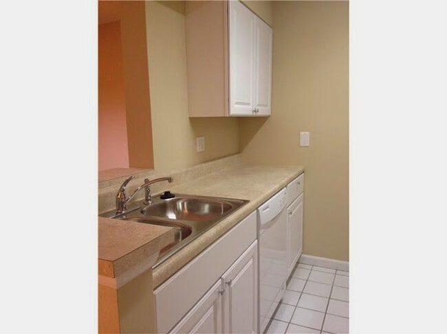 Building Photo - 2831 N Oakland Forest Dr