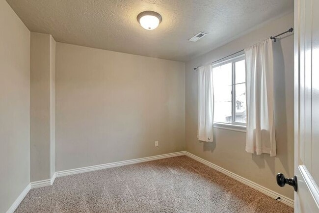 Building Photo - Beautiful Orem Townhome