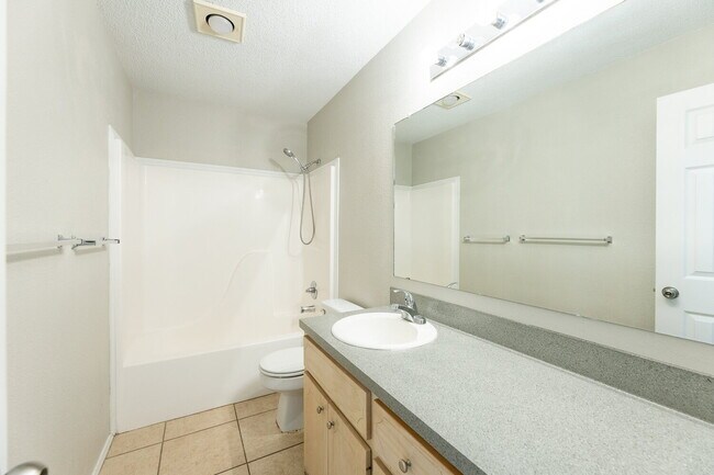 Building Photo - "Spacious 3-Bedroom Haven with 2 Full Baths – 1,592 Sq Ft with Lawn Care Included!"