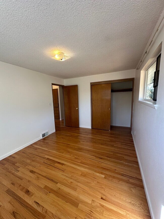 Building Photo - 3 Bedroom 1 bathroom home in Mukilteo