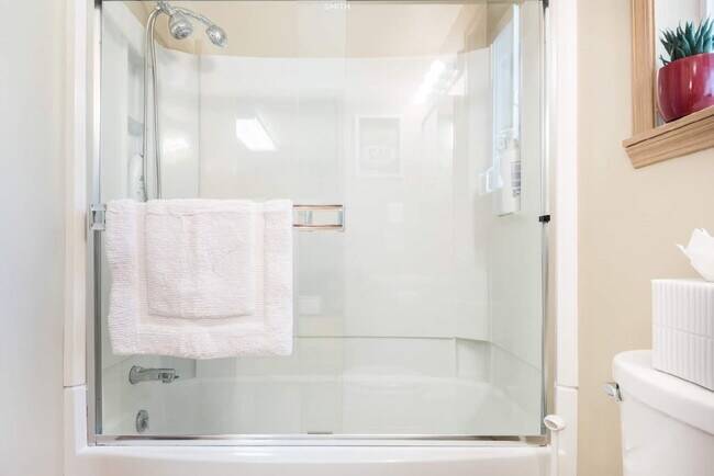 Building Photo - Adorable 1 Bed 1 Bath Cottage, 2 Blocks From Greenlake!