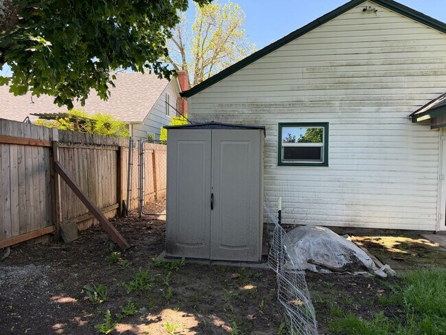 Building Photo - Large updated 2 bedroom 1 bathroom house in Springfield!